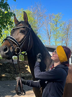 Auszubildende mit Pferd